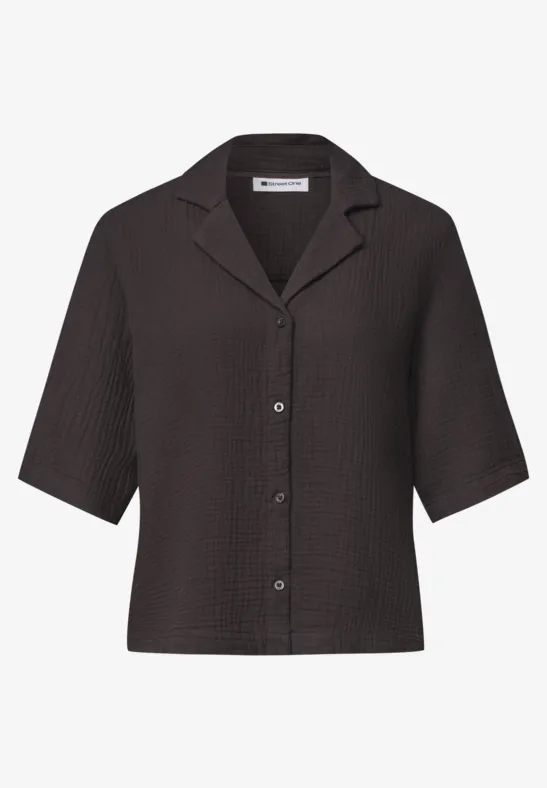 Donkerbruine, kortmouwige, licht gestructureerde blouse met reverskraag en knoopsluiting vooraan.