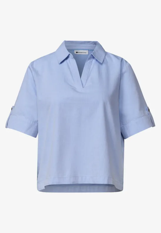 Hellblaue Kurzarm-Bluse mit V-Ausschnitt und Hemdkragen, legere Passform.