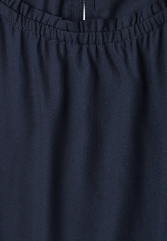 Dunkelblaue Hose mit elastischem Bund und sichtbarem Reißverschluss oben.