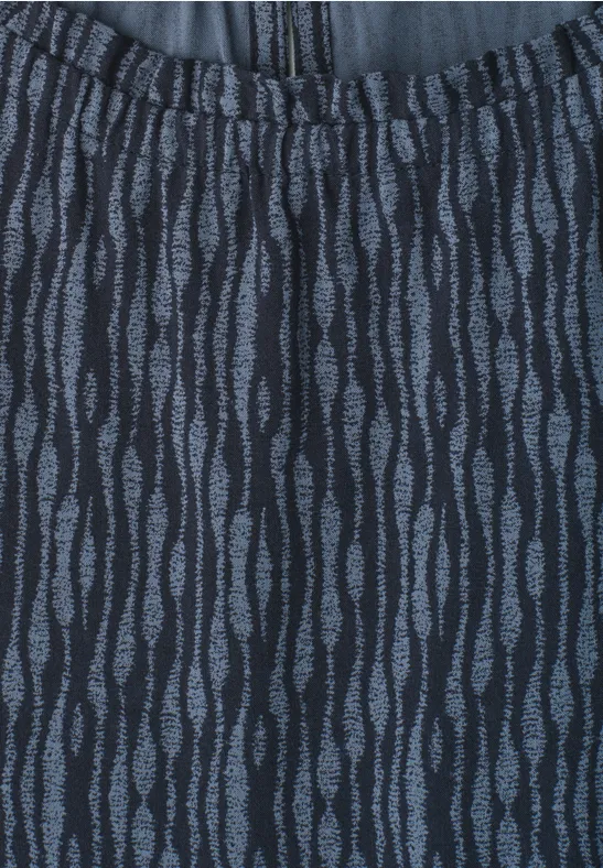 Tissu bleu foncé à taille élastique orné de motifs de feuilles gris ondulées.