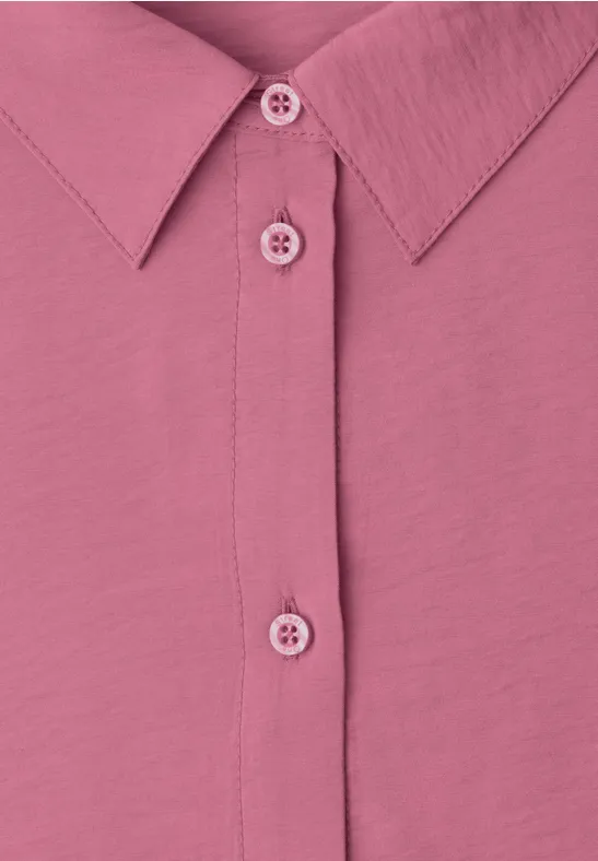 Close-up van een roze overhemd met knoopsluiting en kraag