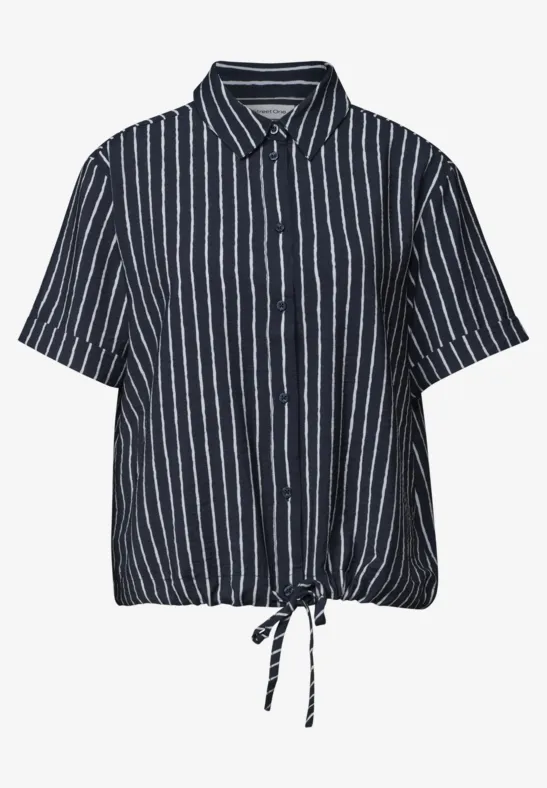 Korte mouw blouse met navy-witte verticale strepen, kraag, knopen en trekkoord onderaan.