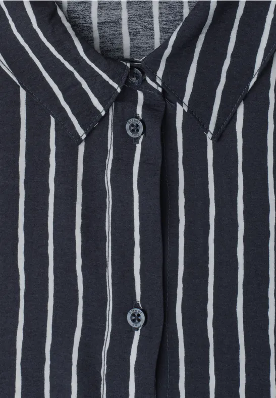 Donkerblauw overhemd met witte verticale strepen en knoopsluiting