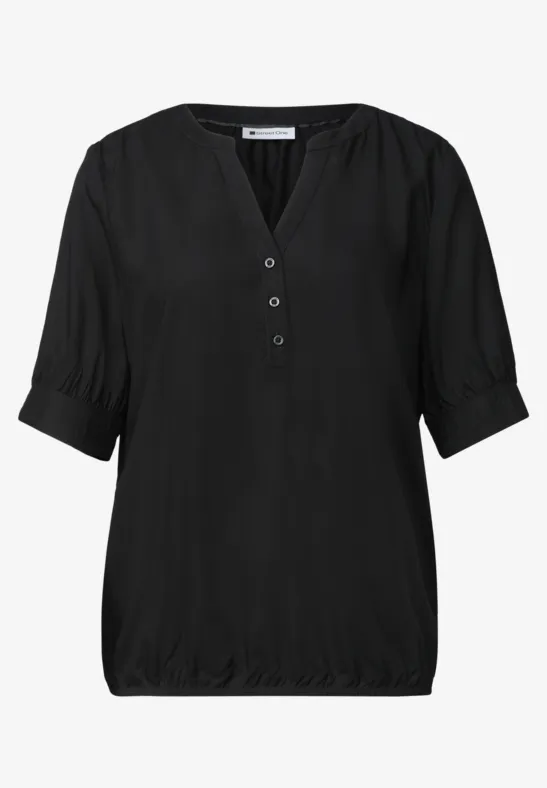 Schwarze, kurzärmelige Bluse mit Knopfleiste und Gummizug am Saum.