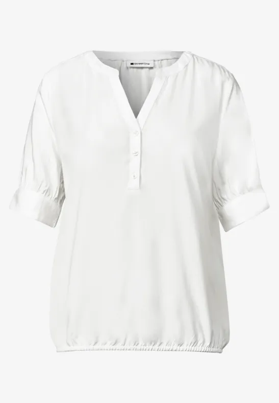 Weiße Bluse mit V-Ausschnitt, kurzer Knopfleiste und elastischem Saum.