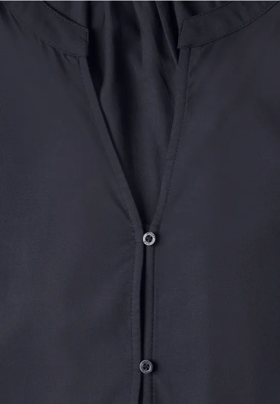Schwarze Bluse mit V-Ausschnitt und zwei Knöpfen.