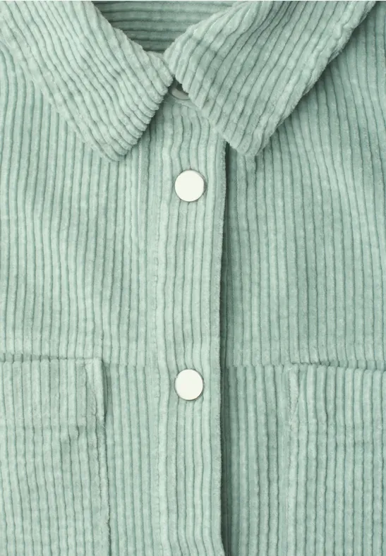 Hellgrüne Cordjacke mit Kragen, Druckknöpfen und aufgesetzten Taschen vorne
