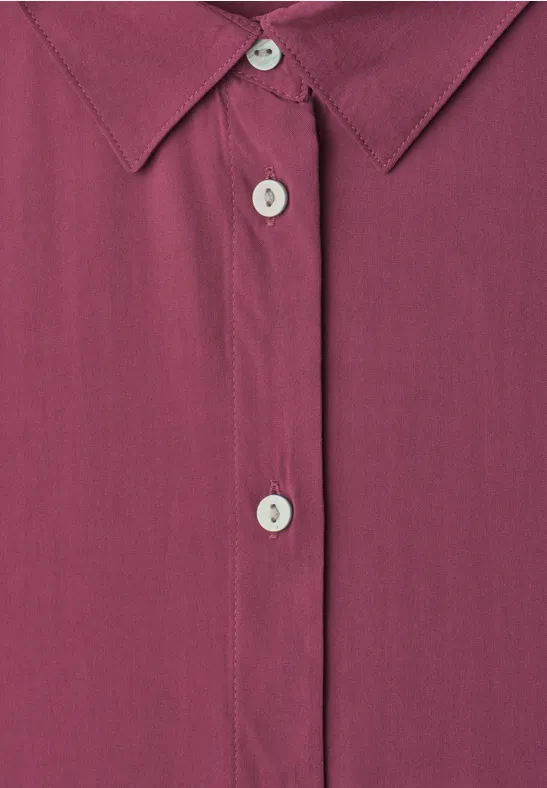 Bordeauxfarbene Bluse mit spitzem Kragen und elfenbeinfarbenen Knöpfen