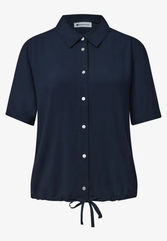 Dunkelblaue Kurzarm-Bluse mit Knopfleiste und Kordelzug am Saum.