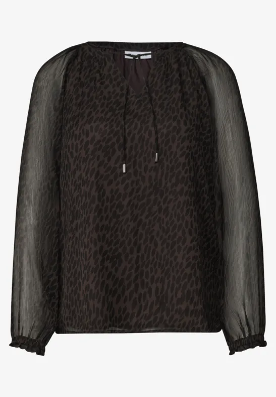 Transparente schwarze Chiffonbluse mit dezentem Leopardenmuster und Tunnelzug am Ausschnitt.