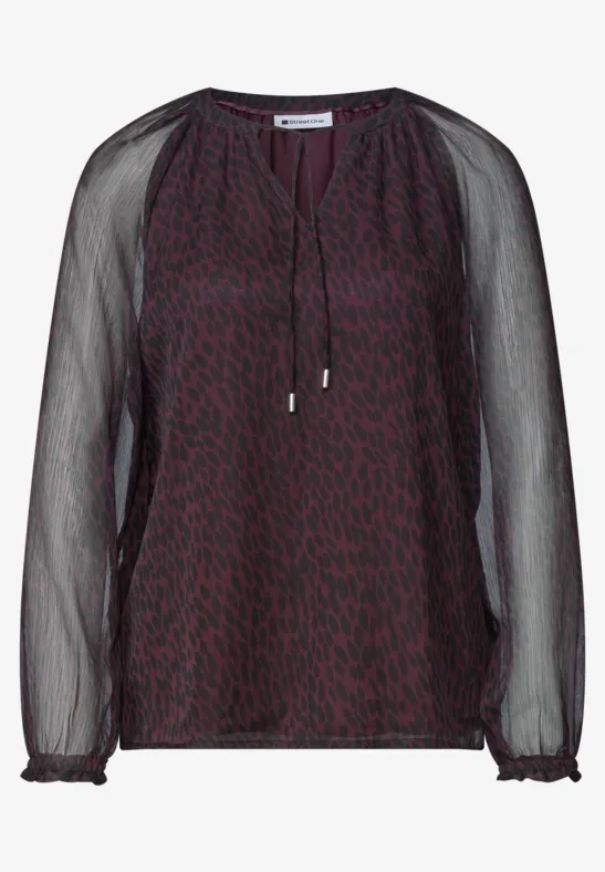 Dunkelrotes Chiffon-Top mit schwarzem transparentem Ärmel und zarten Smokbündchen.