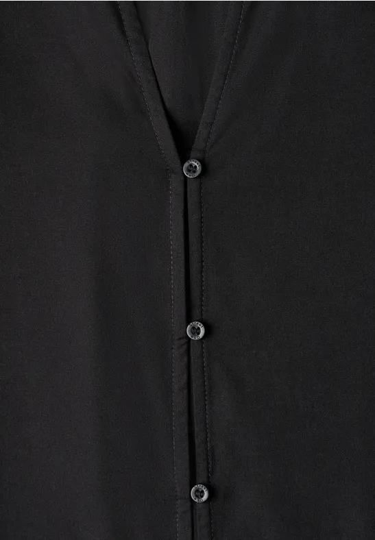 Schwarze Bluse mit Knopfleiste und drei kleinen runden Knöpfen.