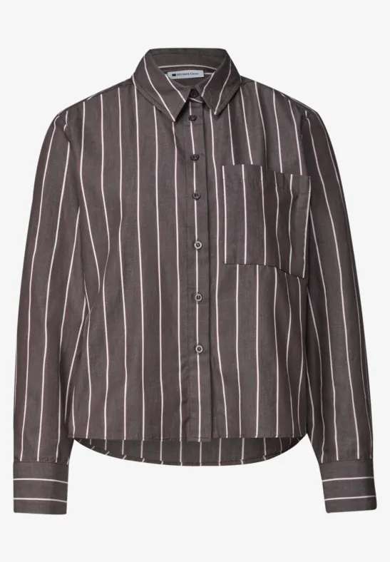 Chemise gris foncé à rayures blanches verticales, poche poitrine et patte de boutonnage