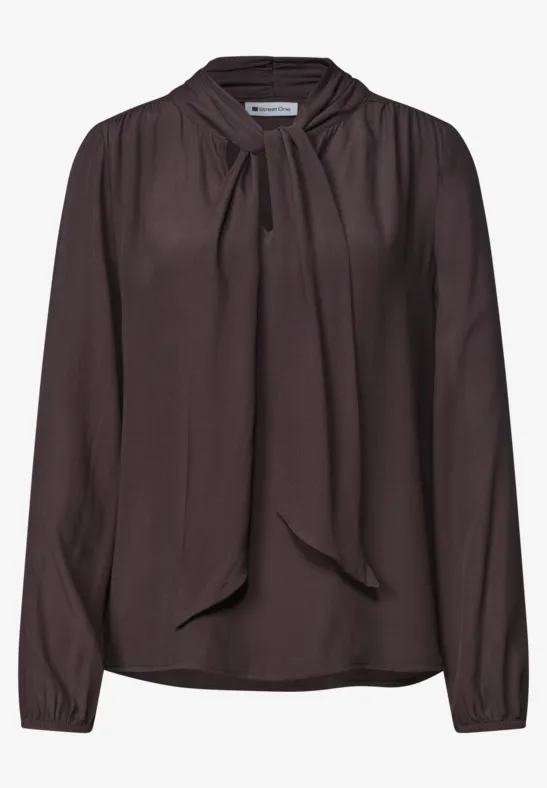 Dunkelbraune, langärmelige Bluse mit locker sitzendem Schleifenkragen.