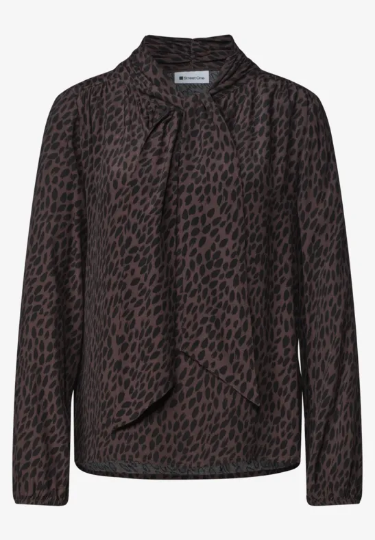Damenbluse mit dunkelbraunem Animal-Print und Schleifenkragen, langärmlig.