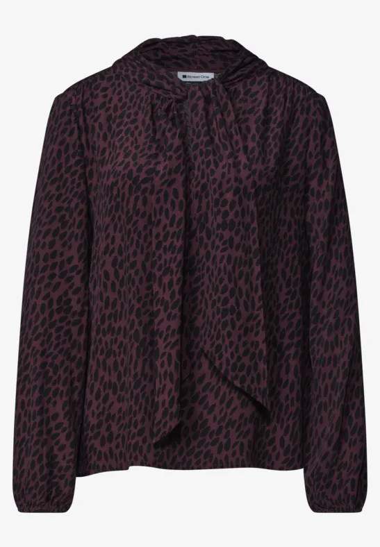 Dunkelrote Bluse mit schwarzem Animalprint, Langarm und Schleifendetail am Kragen.