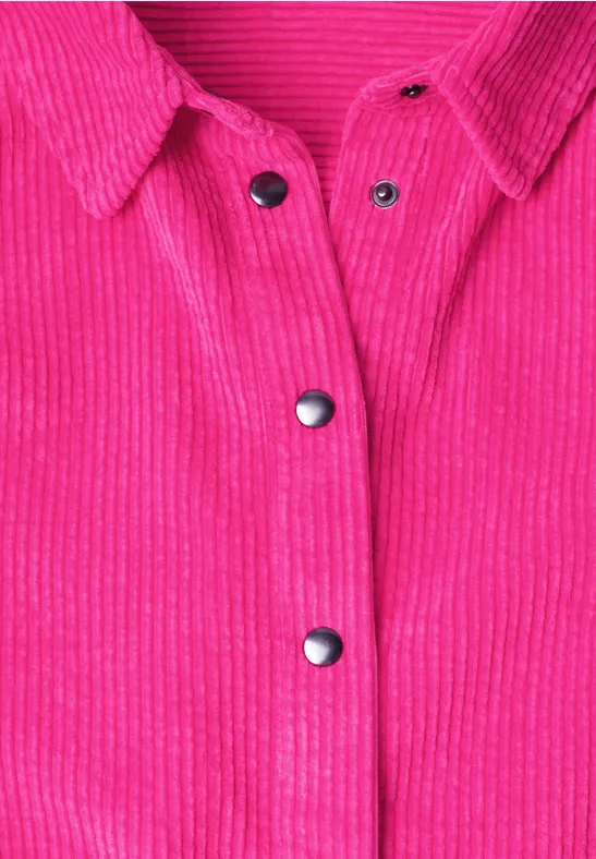 Pinkfarbene Cordjacke mit silbernen Druckknöpfen