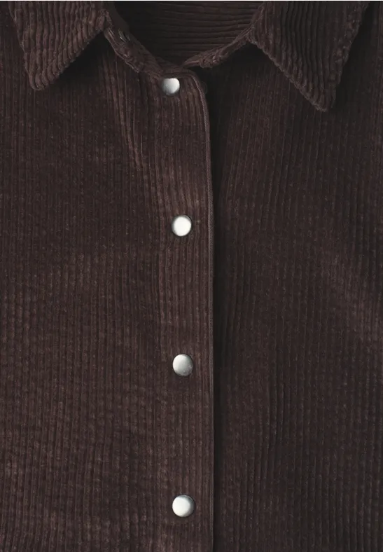 Braunes Cordshirt mit silbernen Druckknöpfen und Kragenansatz.