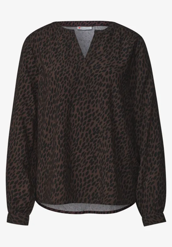 Dunkelbraune Bluse mit dezentem Leoprint, V-Ausschnitt und langen Ärmeln.
