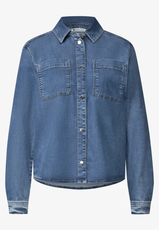 Lässiges Jeanshemd mit langen Ärmeln, Knopfleiste und aufgesetzten Brusttaschen.