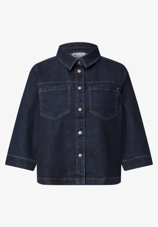 Dunkelblaue Jeansjacke mit Knopfleiste, Brusttaschen und klassischem Kragen.