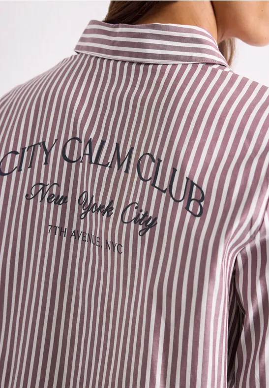 Rückansicht eines gestreiften Hemds mit Aufdruck 'CITY CALM CLUB New York City'.