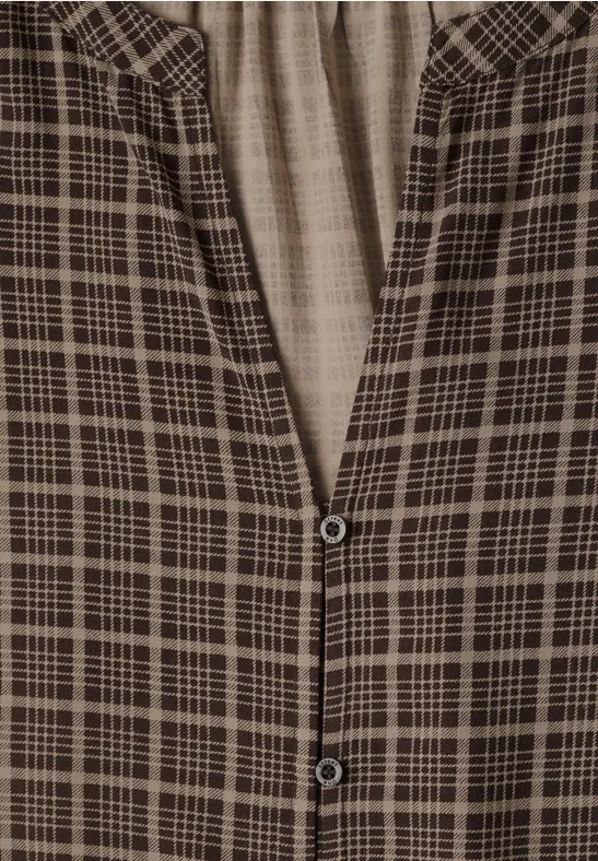 Braun kariertes Hemd oder Jacke mit zwei Metallknöpfen und grauem Innenfutter.