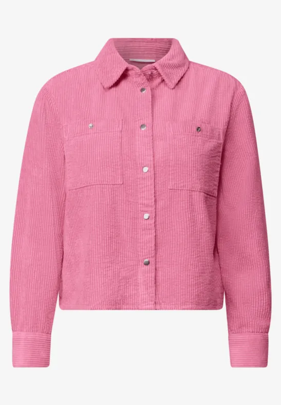 Rosa Cordjacke mit Hemdkragen, durchgehender Knopfleiste und aufgesetzten Brusttaschen.