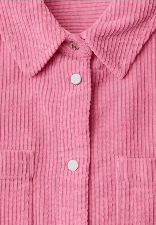 Rosa Cordjacke aus Cord mit Hemdkragen, weißen Druckknöpfen und aufgesetzten Taschen.