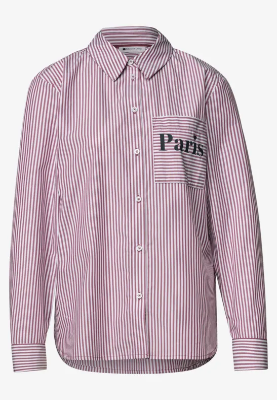 Chemise rayée rouge et blanche avec poche 'Paris' et patte de boutonnage classique.
