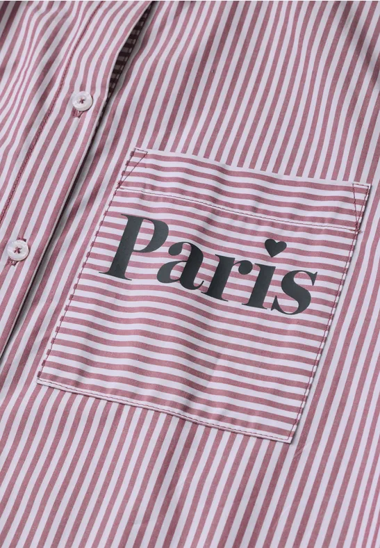 Chemise à rayures rouges et blanches avec poche poitrine portant 'Paris'.