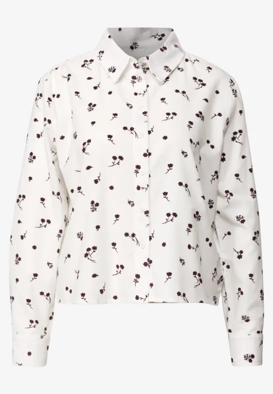 Weiße Bluse mit Knopfleiste und kleinem Kirschmuster.
