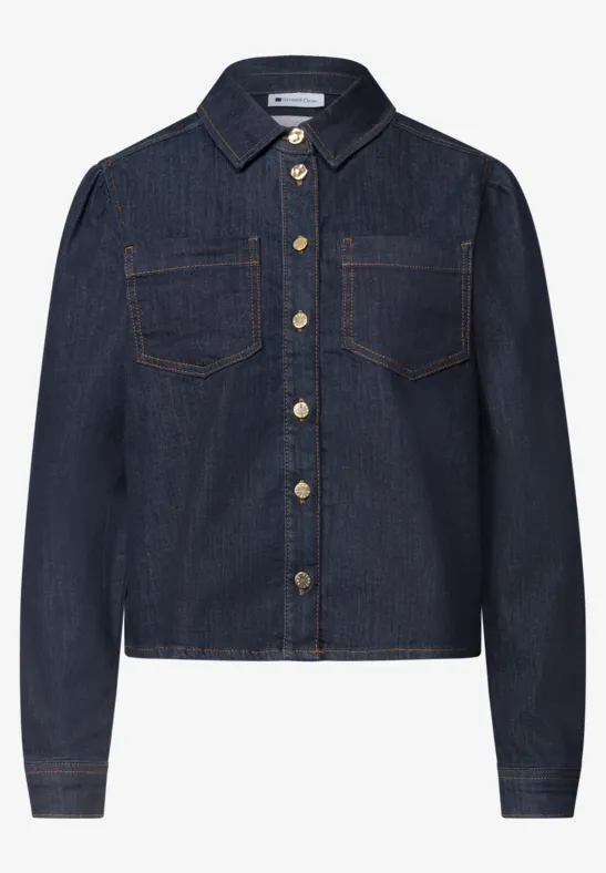 Dunkelblaue Jeansjacke mit Hemdkragen, Brusttaschen und goldfarbenen Knöpfen.
