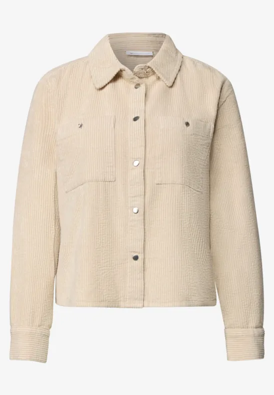 Beige corduroy overshirt met knoopsluiting, twee borstzakken en recht model.