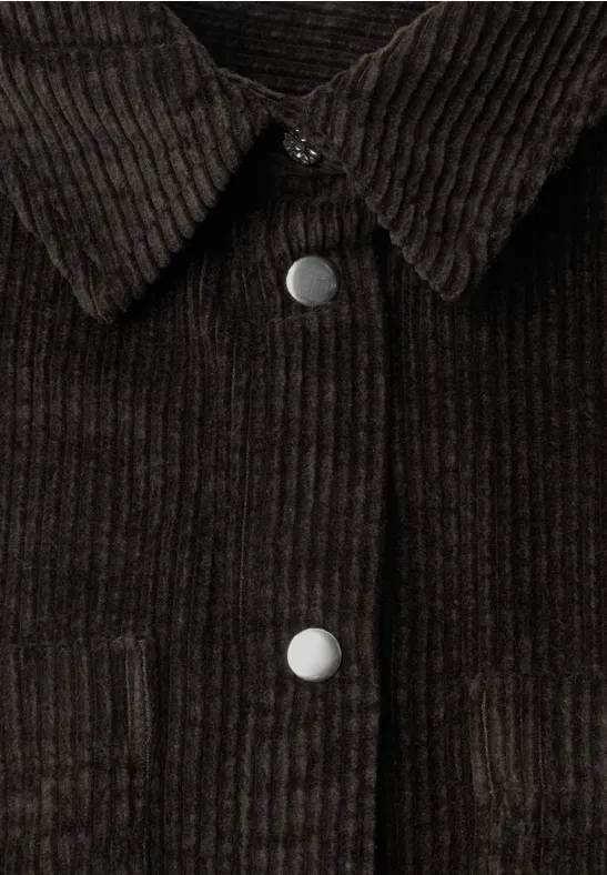 Braune Cordjacke mit Stehkragen und silbernen Druckknöpfen.
