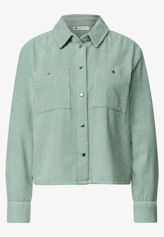 Mintgrüne Cordjacke im Hemd-Stil mit Knöpfen, zwei Brusttaschen und langen Ärmeln.