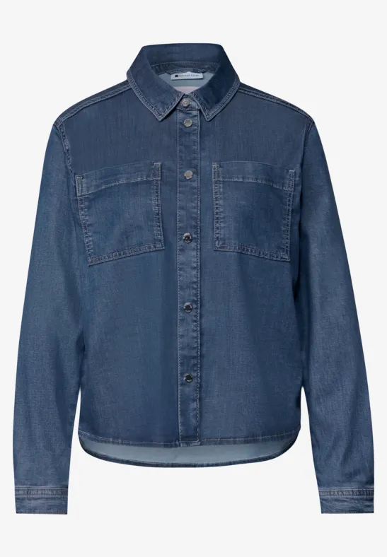 Dunkelblaue Jeansbluse mit Brusttaschen, Knopfleiste und Hemdkragen.