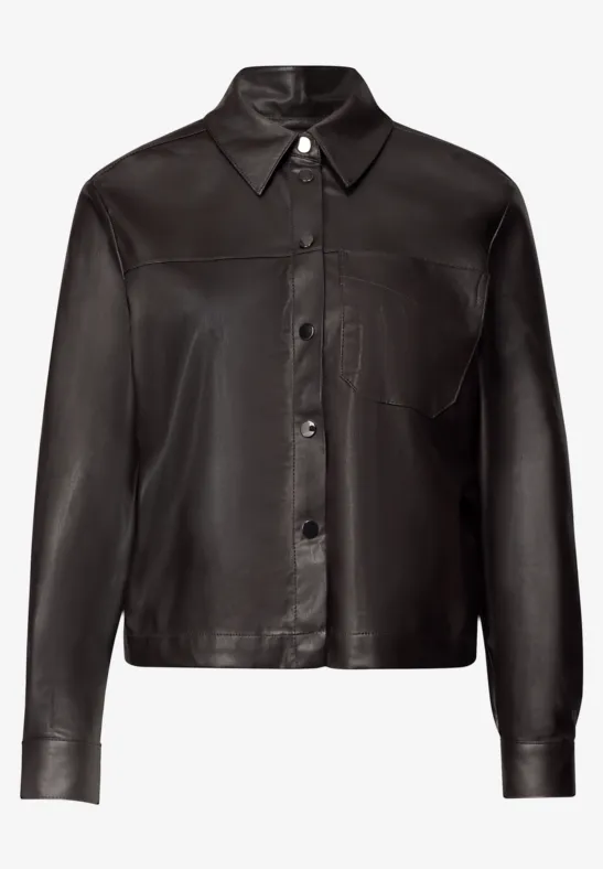 Schwarze Lederjacke mit Knopfleiste, Hemdkragen, langen Ärmeln und einer Brusttasche.