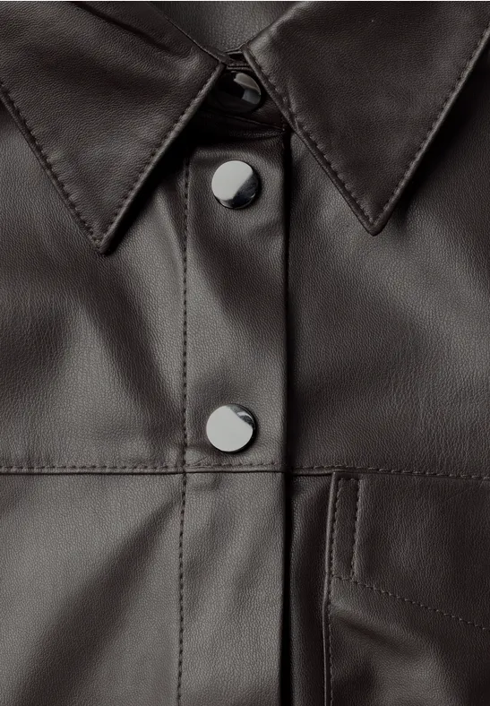 Dunkle Lederjacke oder Hemd mit Kragen und silbernen Druckknöpfen