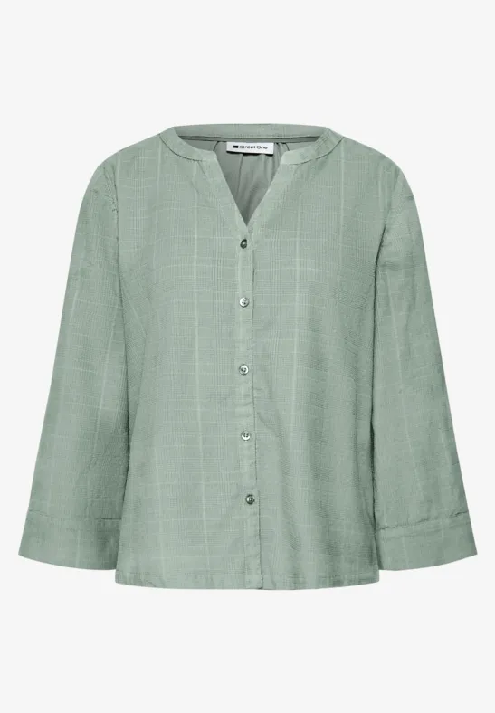 Lockere, hellgrüne V-Neck-Bluse mit Knopfleiste und weiten Ärmeln.