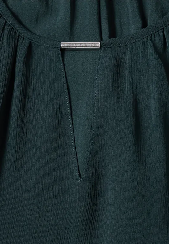Donkergroen getextureerd shirt met V-hals en zilverkleurige sierstrip