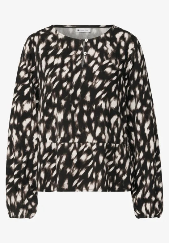 Schwarze Bluse mit weißem abstrakten Muster, langärmlig und locker geschnitten.