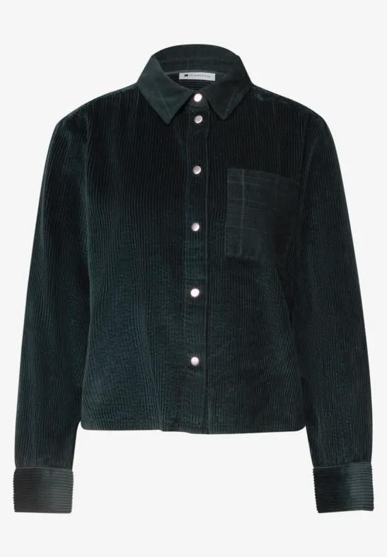 Donkere corduroy overhemdjas met knoopsluiting, borstzak en klassieke kraag.