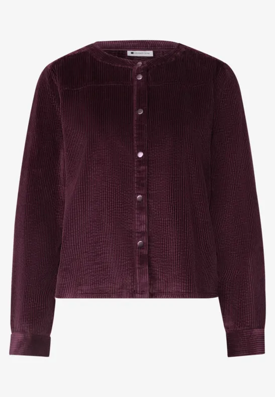 Bordeauxrote Cordjacke mit Knopfleiste und langen Ärmeln.
