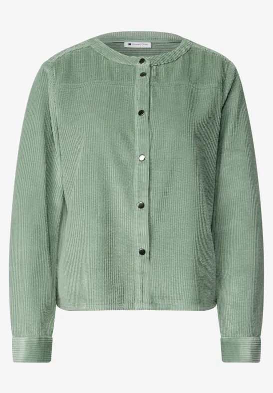 Grüne Cordjacke mit Rundhalsausschnitt und silbernen Knöpfen, legere Passform.
