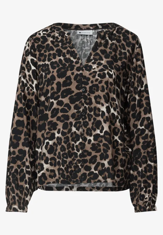 Braune Bluse mit schwarzem Leopardenmuster und V-Ausschnitt, lange Ärmel.