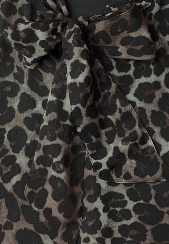 Dunkelbrauner Leopardendruck auf Stoff mit Knotenband in der Taille.