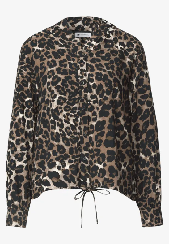 Leopardenmuster-Bluse mit Knopfleiste, Hemdkragen, langen Ärmeln und Kordelzug am Saum.