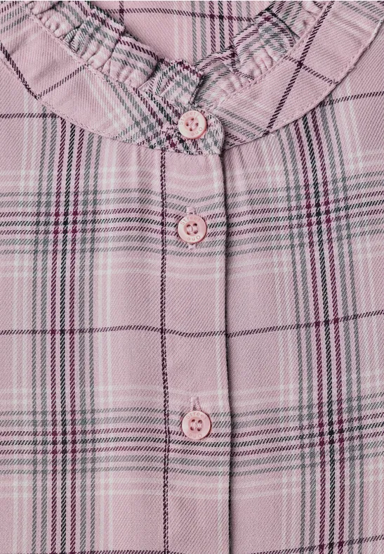Rosa karierte Bluse mit Rüschenkragen und passenden rosa Knöpfen.