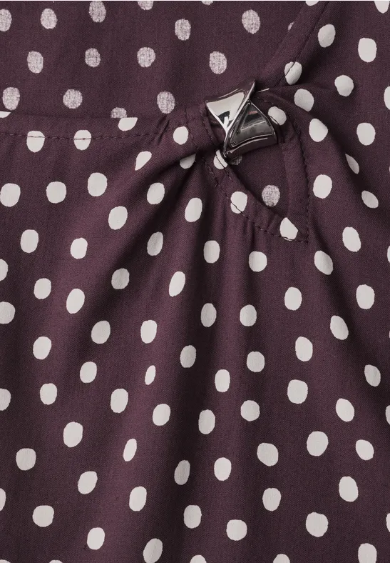 Dunkellila Stoff mit weißen Polka-Dots und silberner Metallschnalle